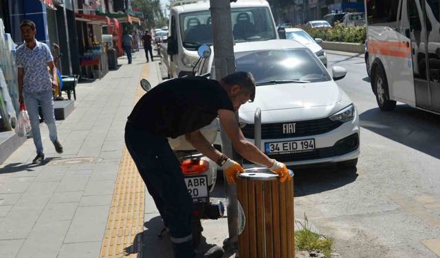 Bozüyük’te ana cadde üzerindeki çöp kovaları yenilendi