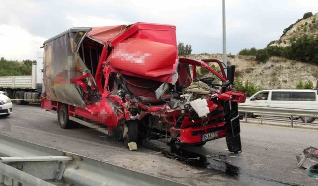 Burdur-Antalya kara yolunda kamyona arkadan çarpan kamyonetteki yolcu hayatını kaybetti