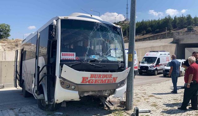 Burdur’da freni patlayan yolcu midibüsü üst yoldan otogar içine düştü:15 yaralı