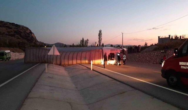 Burdur’da seyir halindeyken lastiği patlayan tır yan yattı: 1 yaralı