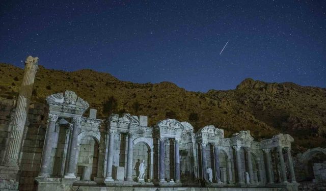 Burdur’un görkemli tarihi yapıları gökyüzünün ışıltılı şovuna tanıklık etti