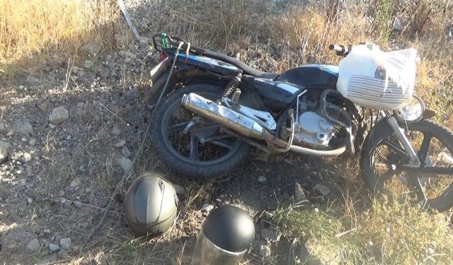 Çanakkale’de motosiklet trafik levhasına çarptı: 2 yaralı