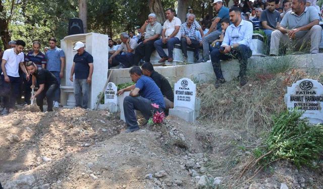 Depremden bu yana sürdürdüğü 18 aylık yaşam mücadelesini kaybeden adam, evlatları ve eşinin yanına defnedildi