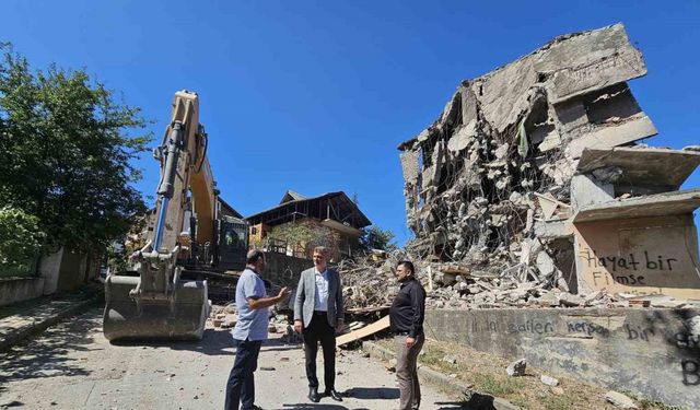 Depremden kalan riskli yapılar yıkılıyor