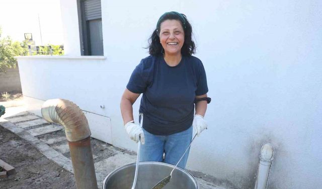 Depremin azmini yıkamadığı kadın evinin bahçesinde ürettiği sabunları satarak gelir elde ediyor