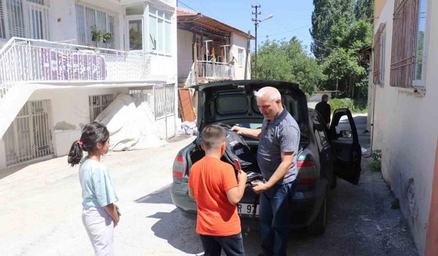 Depremzede öğrencilere okul çantası hediyesi