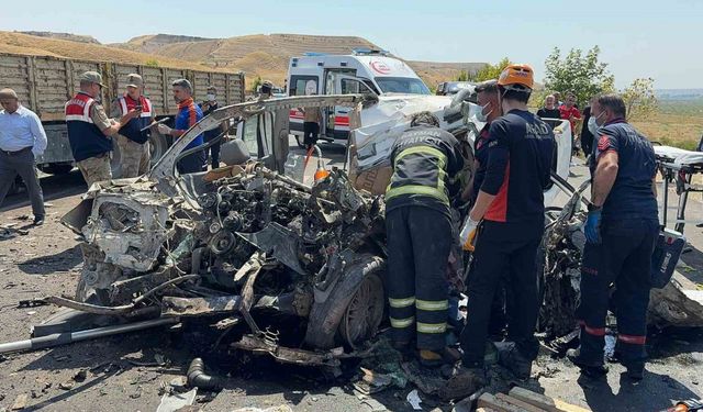 Düğün yolunda pikap ve tır kafa kafaya çarpıştı: 4 ölü, 1 yaralı