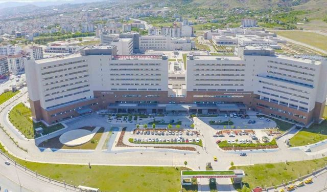 Elazığ Fethi Sekin Şehir Hastanesi başarılı operasyonlarını sürdürüyor