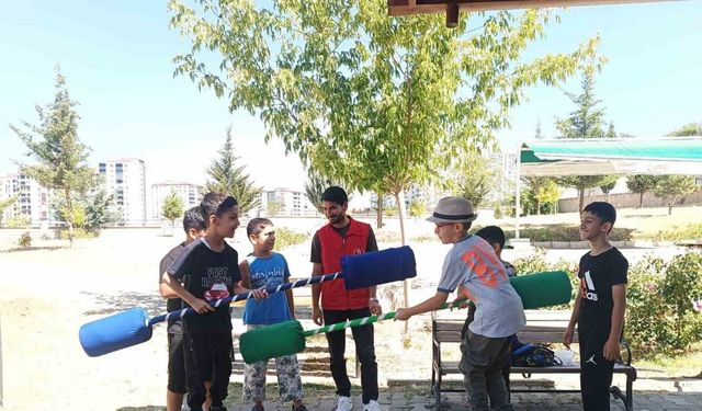 Elazığ Gençlik Merkezi gönüllülerinden cami temizliği