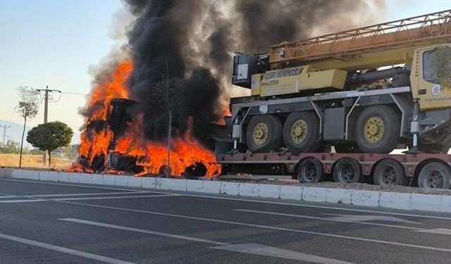 Elazığ’da iş makinesi yüklü tır, alev topuna döndü