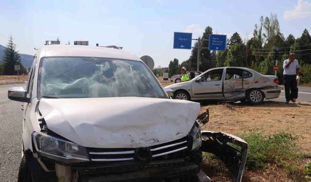 Elazığ’da otomobil ile hafif ticari araç çarpıştı: 8 yaralı