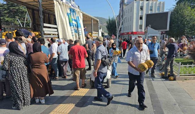 Geçen hafta 43 ton ücretsiz karpuz dağıtılan Tokat’ta bu sefer 25 ton kavun dağıtıldı