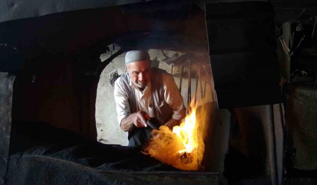 Gercüş’te teknolojiye direnen demircilik mesleğini sürdürüyor