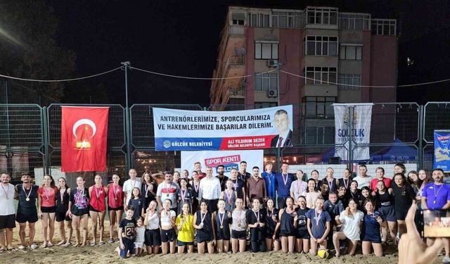 Gölcük’te plaj voleybolu çekişmeli anlara sahne oldu