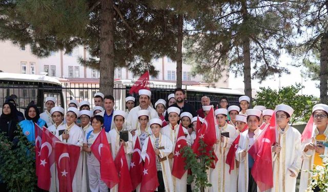 Hafız çocuklar, şehitlerin kabirleri başında Kur’an-ı Kerim okudu