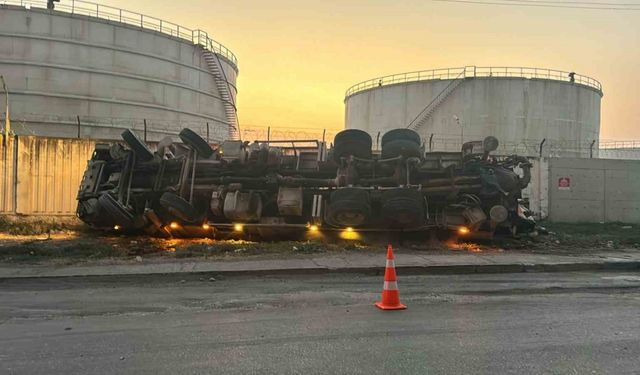 Hatay’da beton pompası taşıyan tır devrildi