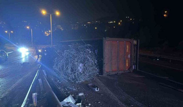 Hatay’da demir yüklü tır devrildi: 1 yaralı