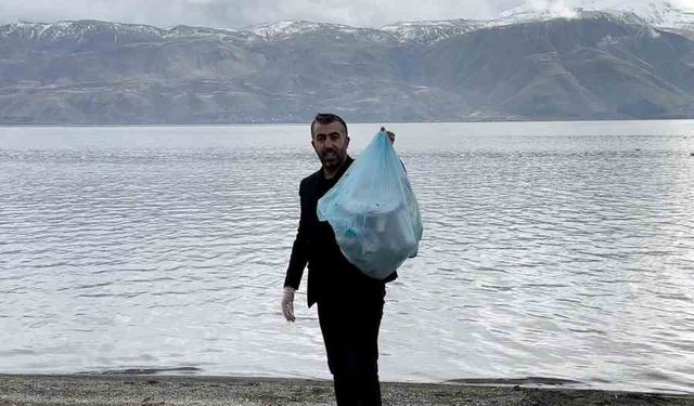 Hazar Gölü çevresindeki çöpleri elleri ile tek tek topladı