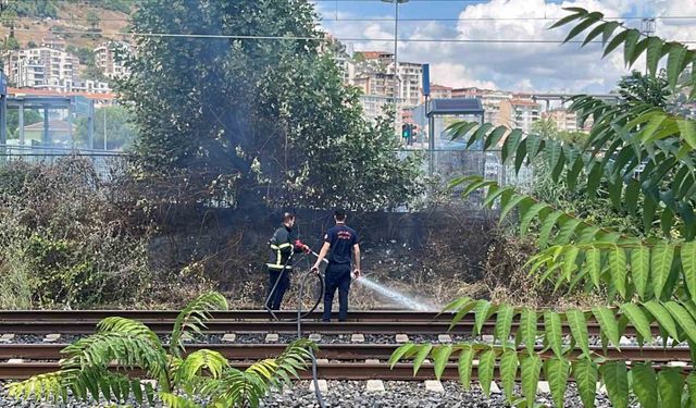 Hızlı tren rayında çıkan yangını canlarını hiçe sayarak söndürdüler