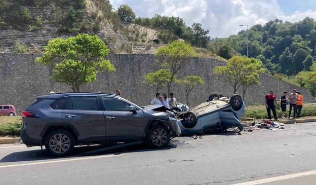 İki otomobil kavşakta çarpıştı: 1 ölü, 6 yaralı