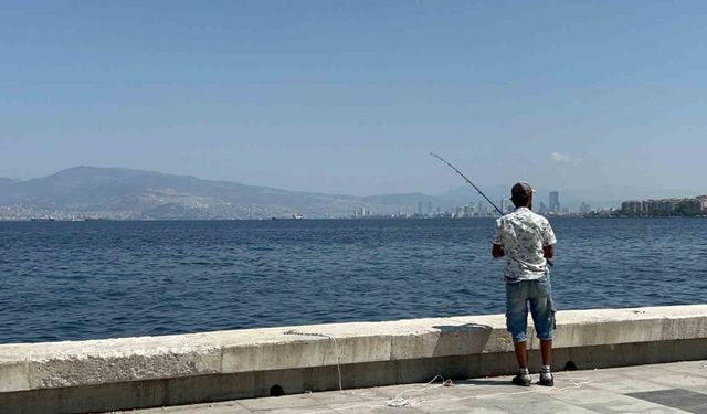 İzmir Körfez’deki felakete rağmen balık tutmaya devam ediyorlar