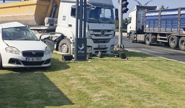 İzmir’de hafriyat kamyonu ile otomobil çarpıştı: 1 ölü