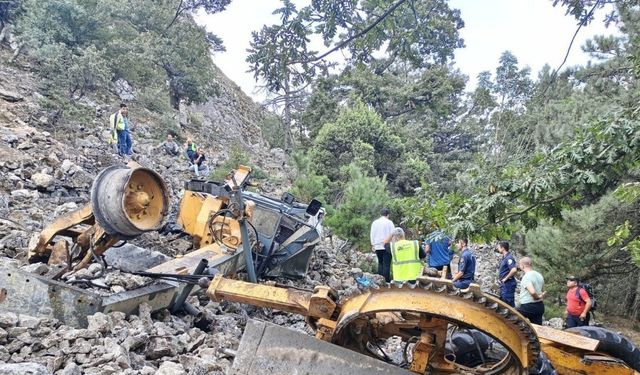 İzmir’de iş makinesi uçuruma yuvarladı, operatör can verdi