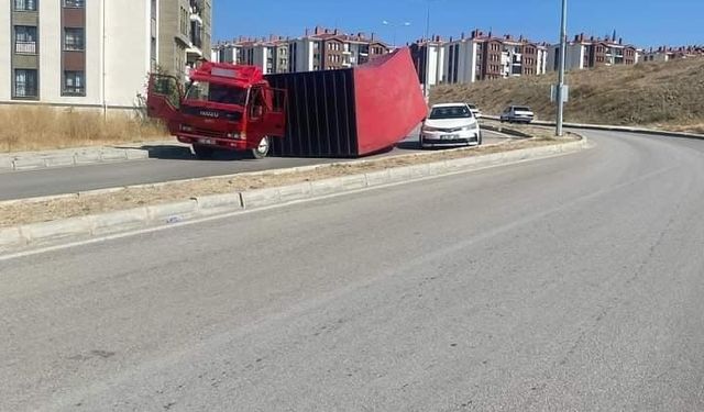 Kamyonun dorsesi devrildi: Gördüğü kazayı spiker gibi anlattı