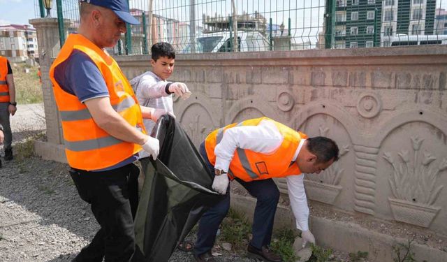 Kars Belediye Başkanı Senger, çevre temizliğine katıldı