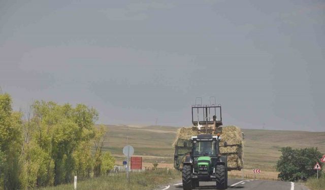 Kars’ta ot yüklü traktörler sürücülere zor anlar yaşatıyor