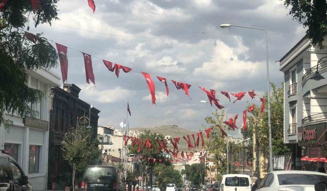 Kars’ta Zafer Bayramı öncesinde caddeler bayraklarla donatıldı