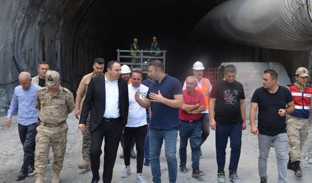 Kaymakam Demir, Tatvan Çevre Yolu T-2 Tüneli çalışmalarını inceledi