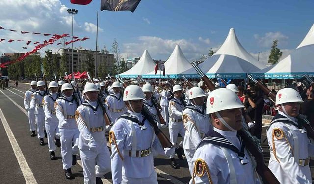 Kocaeli, Sakarya ve Düzce’de geçit törenleri göğüs kabarttı