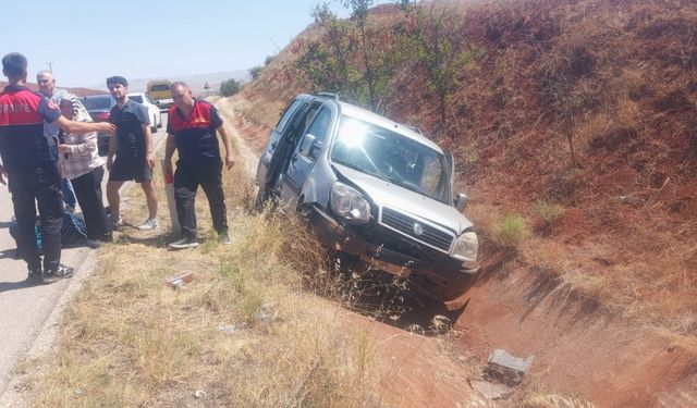 Kontrolden çıkan hafif ticari araç su sanalına uçtu: 2 yaralı