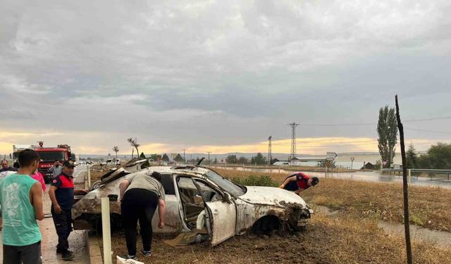 Kontrolden çıkan otomobil refüje devrildi: 4 yaralı