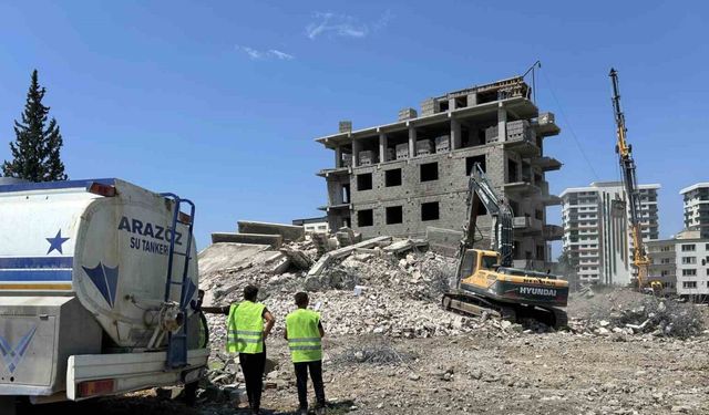 Kontrollü olarak yıkılan 4 katlı binanın yerle bir olmasıyla yaşanan panik kamerada