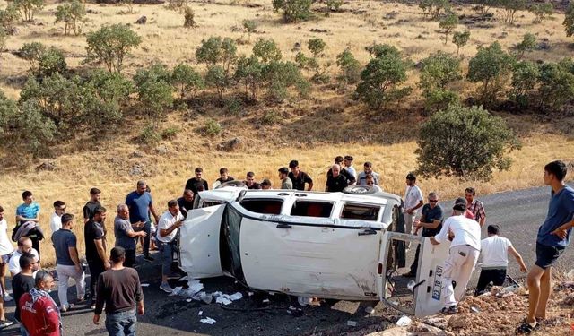 Mardin’de hafif ticari araç takla attı: 5 yaralı