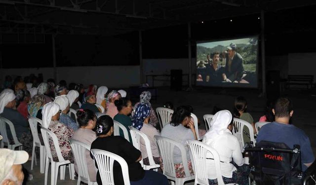 Menteşe’de açık hava sinema günleri Çamoluk Mahallesi’nde başladı