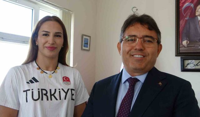 Milli güreşçi Buse Tosun Çavuşoğlu Marmaris Kaymakamını ziyaret etti