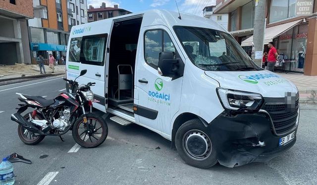 Motosiklet ile minibüs çarpıştı: 1 yaralı