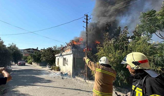 Müstakil evin çatısı alevlere teslim oldu