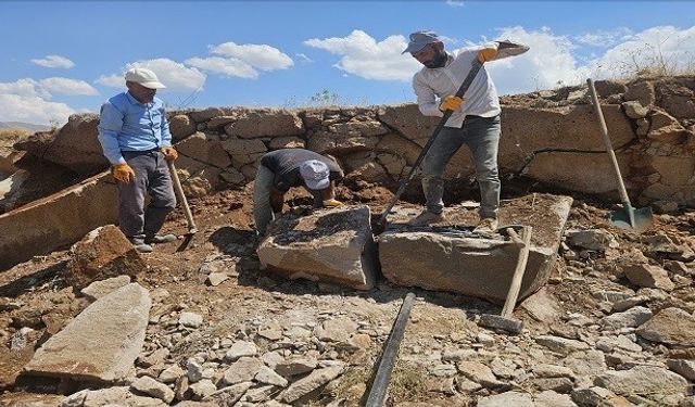 ’Neynik taşı’nın Bilican’ın eteklerinden yapılara uzanan zorlu yolculuğu