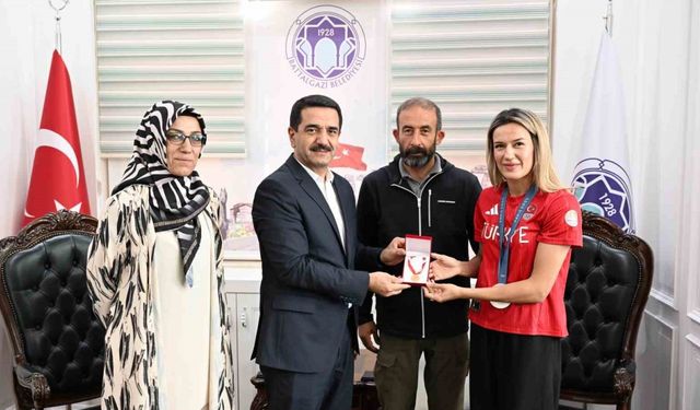 Olimpiyat Madalyalı Hatice Akbaş’tan Başkan Taşkın’a ziyaret