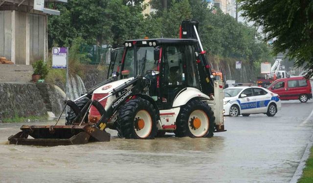 Ordu’da sağanak hayatı olumsuz etkiledi: Yol ulaşıma kapandı