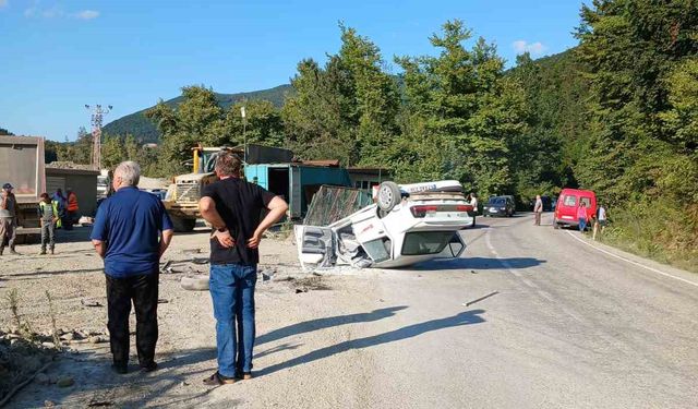 Otomobil, kamyona çarpıp takla attı: 2 yaralı