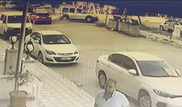 Otomobille çarpışan hafif ticari araç takla attı, herkes yardıma koştu: O anlar kamerada