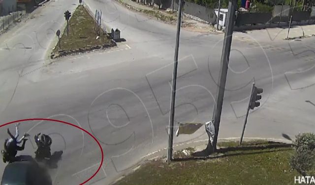 Otomobille çarpışan motosiklet sürücüsünün havaya uçtuğu anlar kamerada