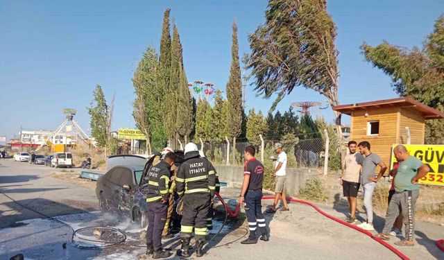 Park halindeki otomobil alev alev yandı