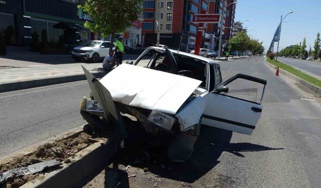 Refüje çarpan Tofaş kağıt gibi dağıldı: 6 yaralı