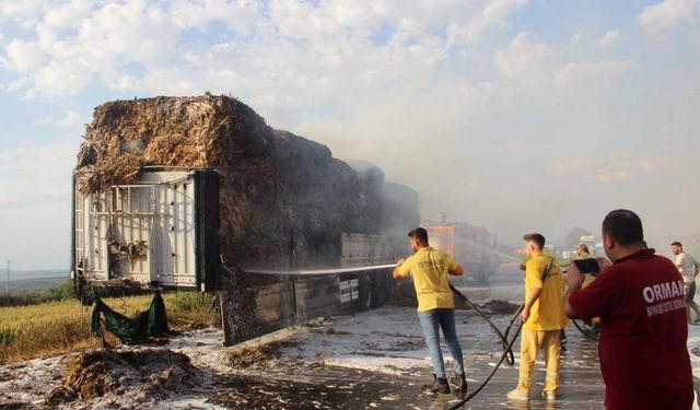 Saman yüklü tır alev aldı: Yol trafiğe kapandı, metrelerce kuyruk oluştu